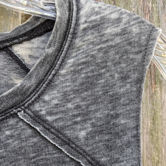 Super soft distressed gray Austin sleeveless tee - Picture 4 of 9